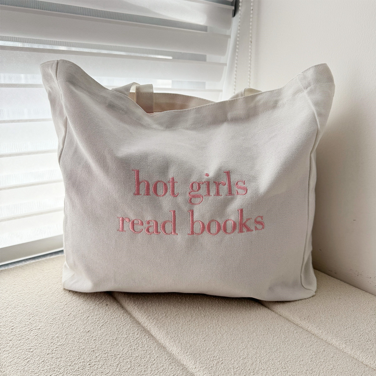 Hot Girls Read Books Letters E - đánh giá và giá Women Bags Ck