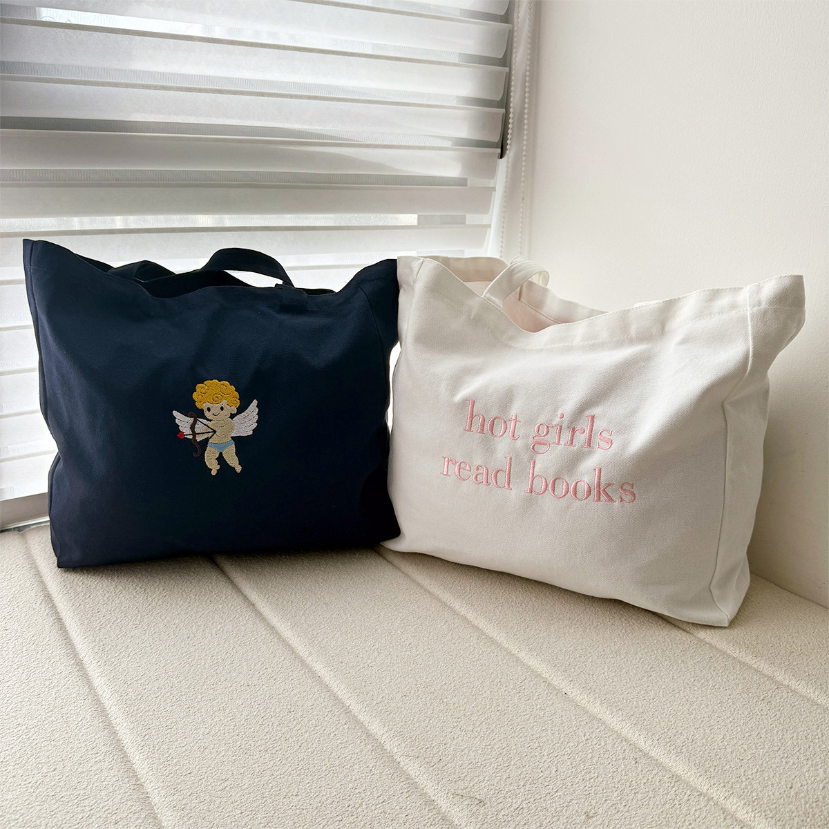 Hot Girls Read Books Letters E - đánh giá và giá Women Bags Ck